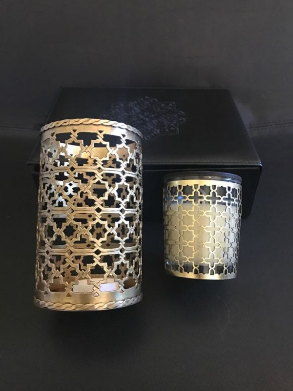 Coffret de bougie parfumée en verre traditionnel. Disponible en plusieurs couleurs et motifs.